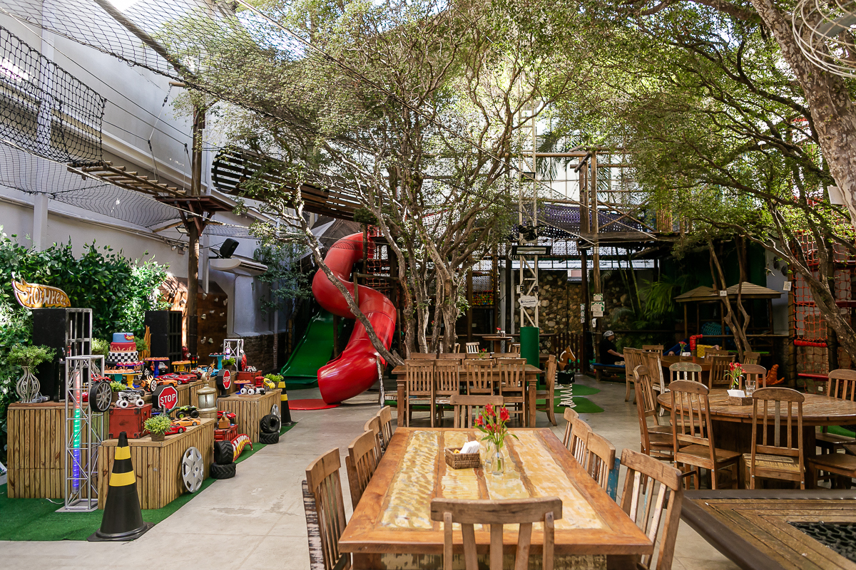 fotografias do aniversário de 5 anos do Bruno com o tema hot wheels no buffet espaço buticabeira em pinheiros zona oeste de sao paulo sp