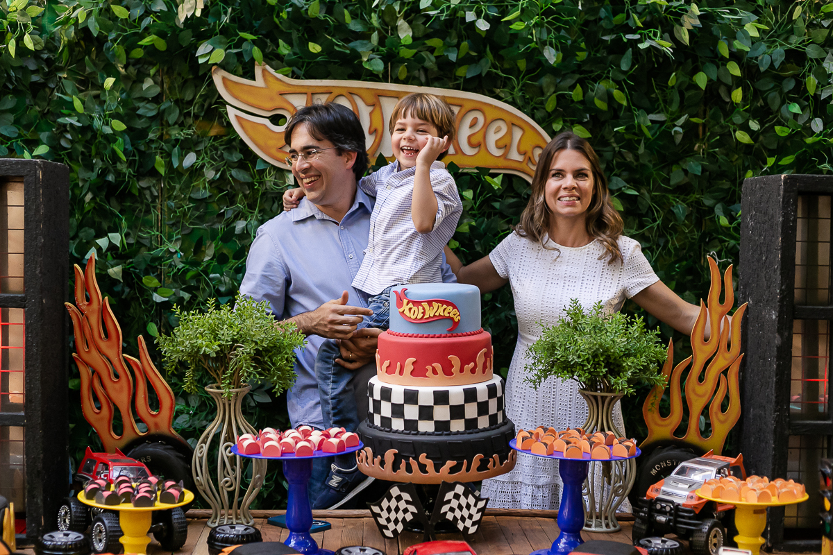 fotografias do aniversário de 5 anos do Bruno com o tema hot wheels no buffet espaço buticabeira em pinheiros zona oeste de sao paulo sp