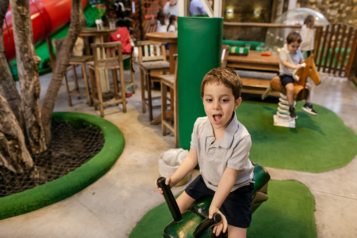 fotografias do aniversário de 5 anos do Bruno com o tema hot wheels no buffet espaço buticabeira em pinheiros zona oeste de sao paulo sp