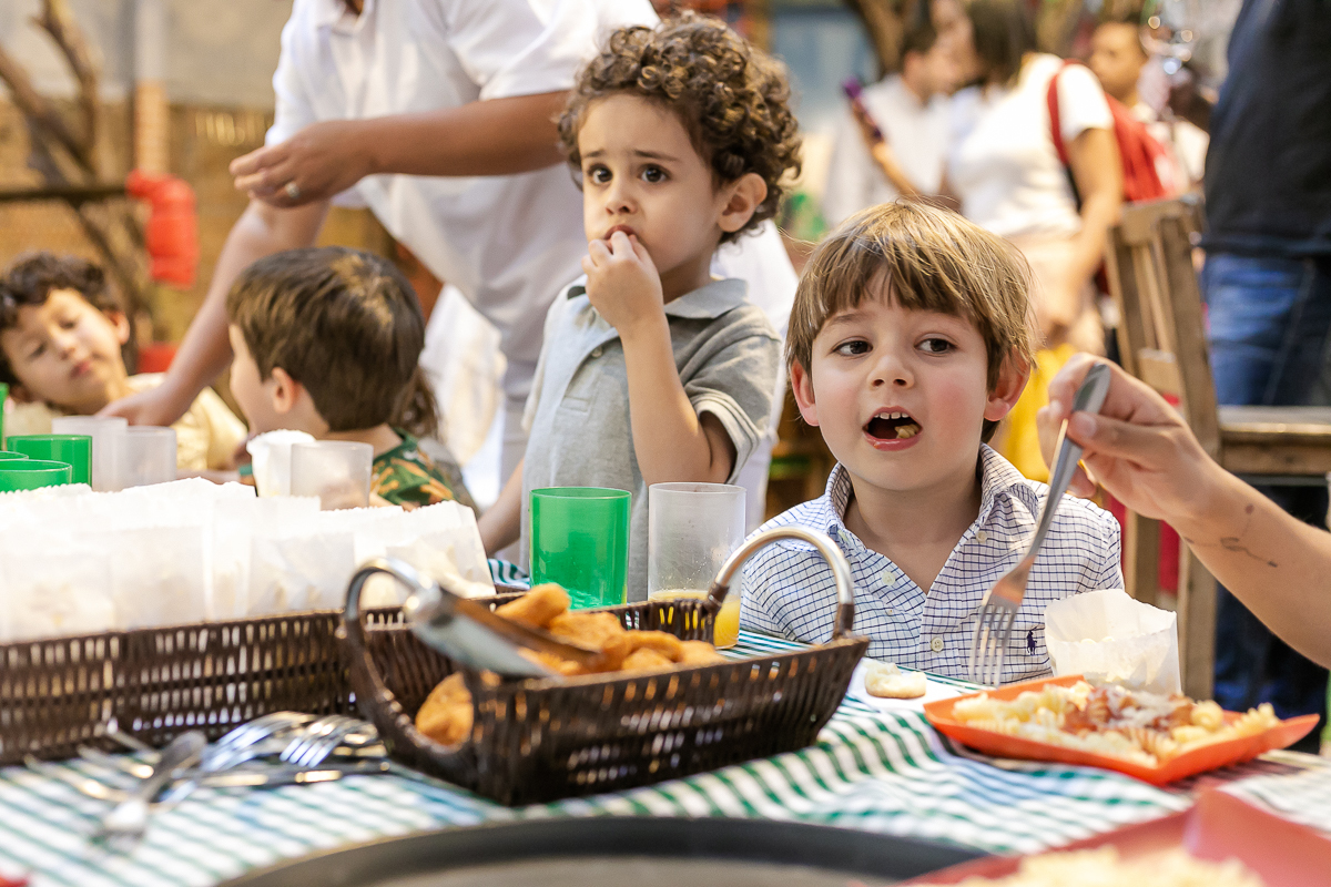 fotografias do aniversário de 5 anos do Bruno com o tema hot wheels no buffet espaço buticabeira em pinheiros zona oeste de sao paulo sp