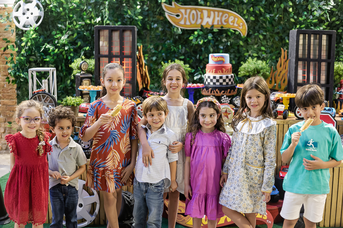 fotografias do aniversário de 5 anos do Bruno com o tema hot wheels no buffet espaço buticabeira em pinheiros zona oeste de sao paulo sp