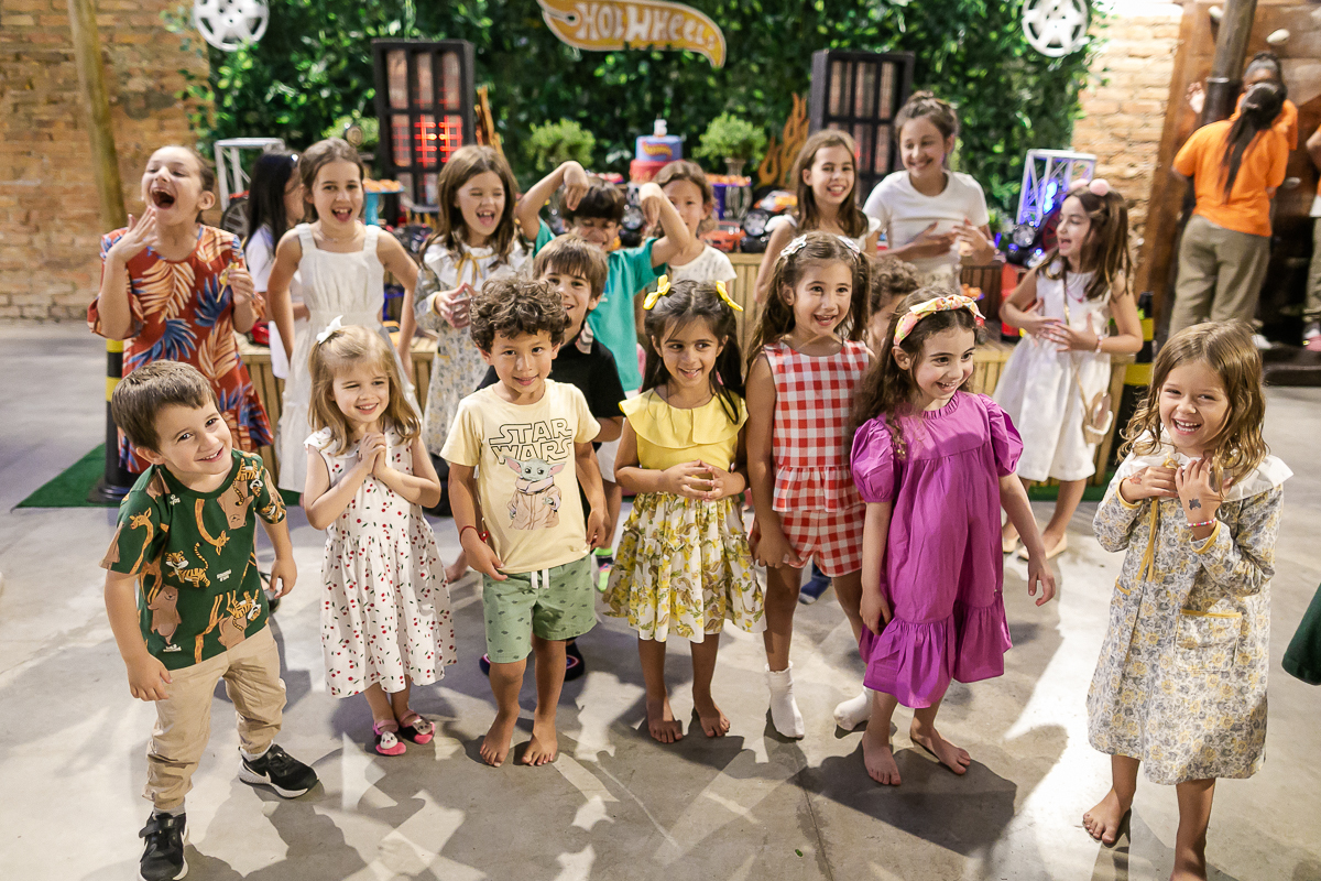 fotografias do aniversário de 5 anos do Bruno com o tema hot wheels no buffet espaço buticabeira em pinheiros zona oeste de sao paulo sp