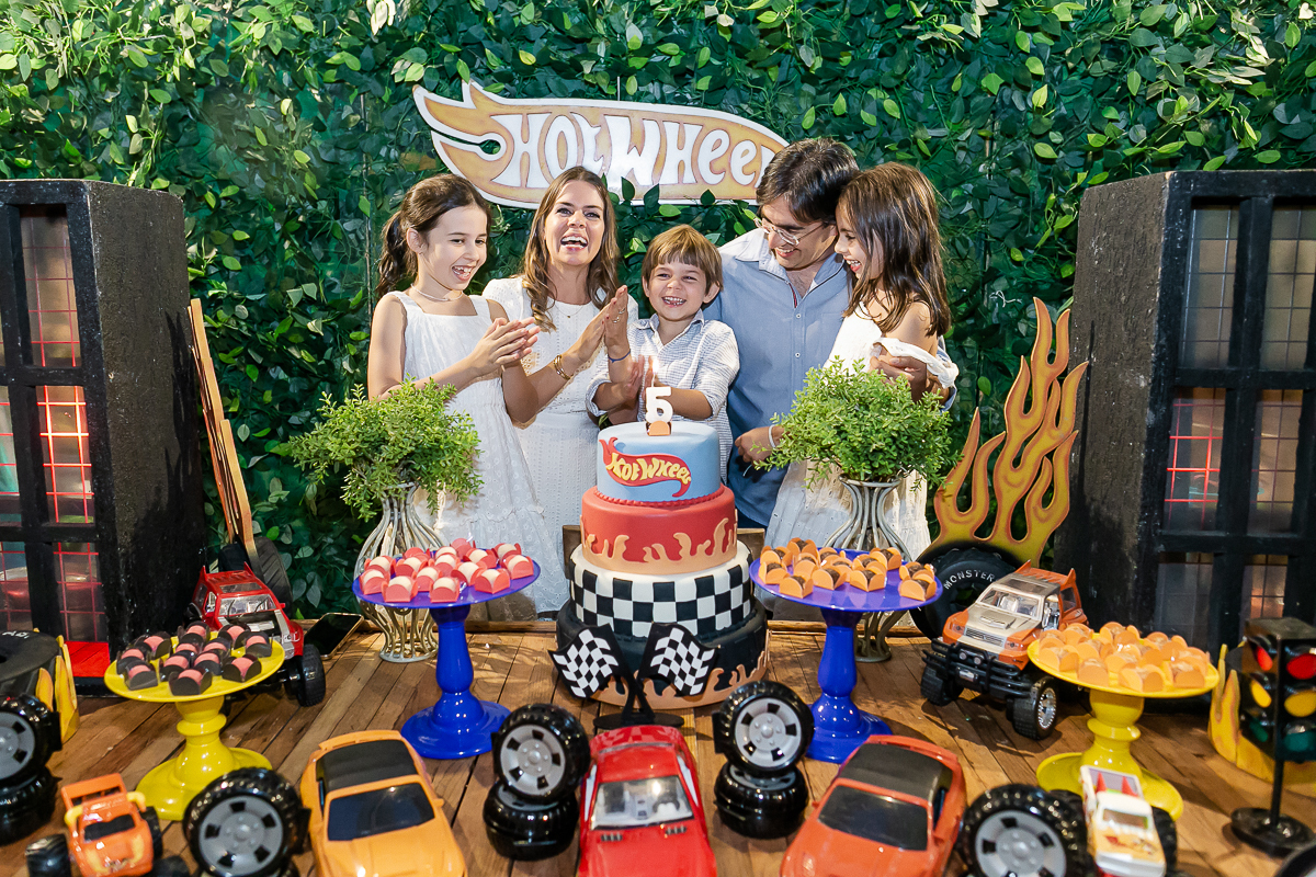 fotografias do aniversário de 5 anos do Bruno com o tema hot wheels no buffet espaço buticabeira em pinheiros zona oeste de sao paulo sp