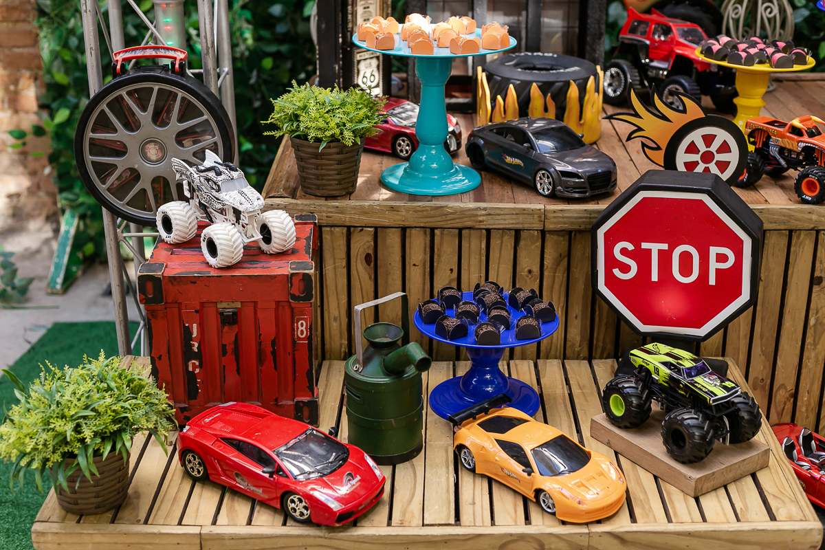 fotografias do aniversário de 5 anos do Bruno com o tema hot wheels no buffet espaço buticabeira em pinheiros zona oeste de sao paulo sp