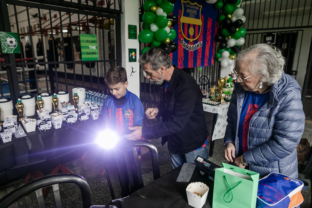 fotografias do aniversário de 10 anos do André que aconteceu na quadra do colégio assunção pamplona zona sul sao paulo sp
