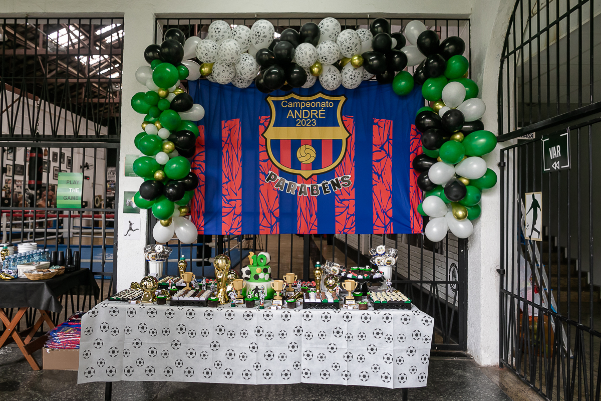 fotografias do aniversário de 10 anos do André que aconteceu na quadra do colégio assunção pamplona zona sul sao paulo sp