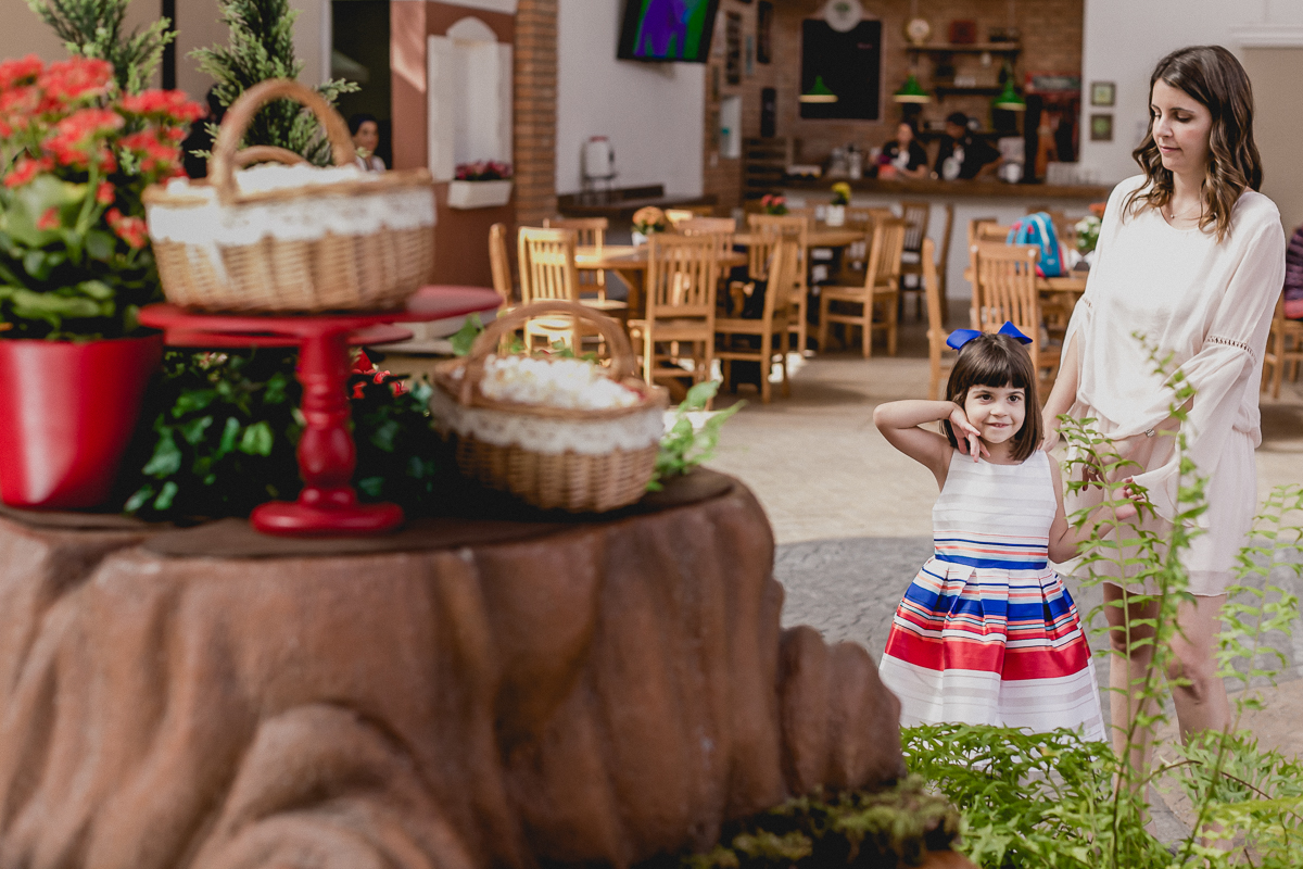 olhando a mesa do bolocom a mamae