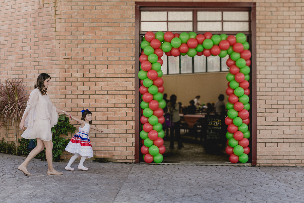 luisa chegando para a festa com a mamae