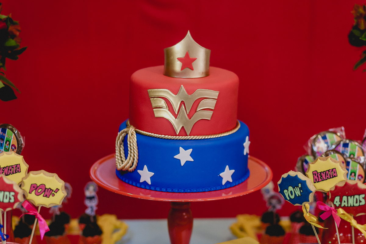 detalhes do bolo com o tema mulher maravilha e super heroinas