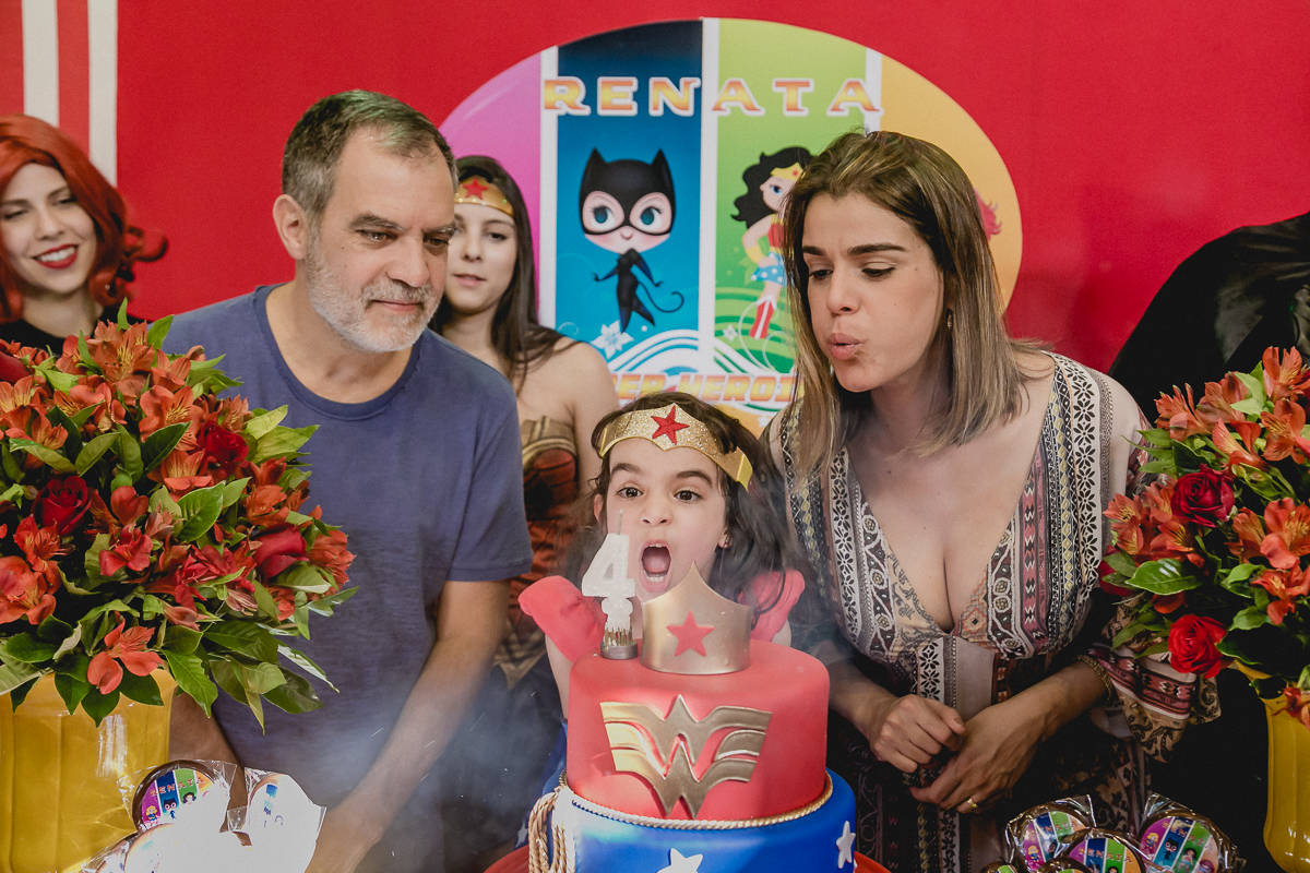 assoprando a vela do bolo depois do parabens