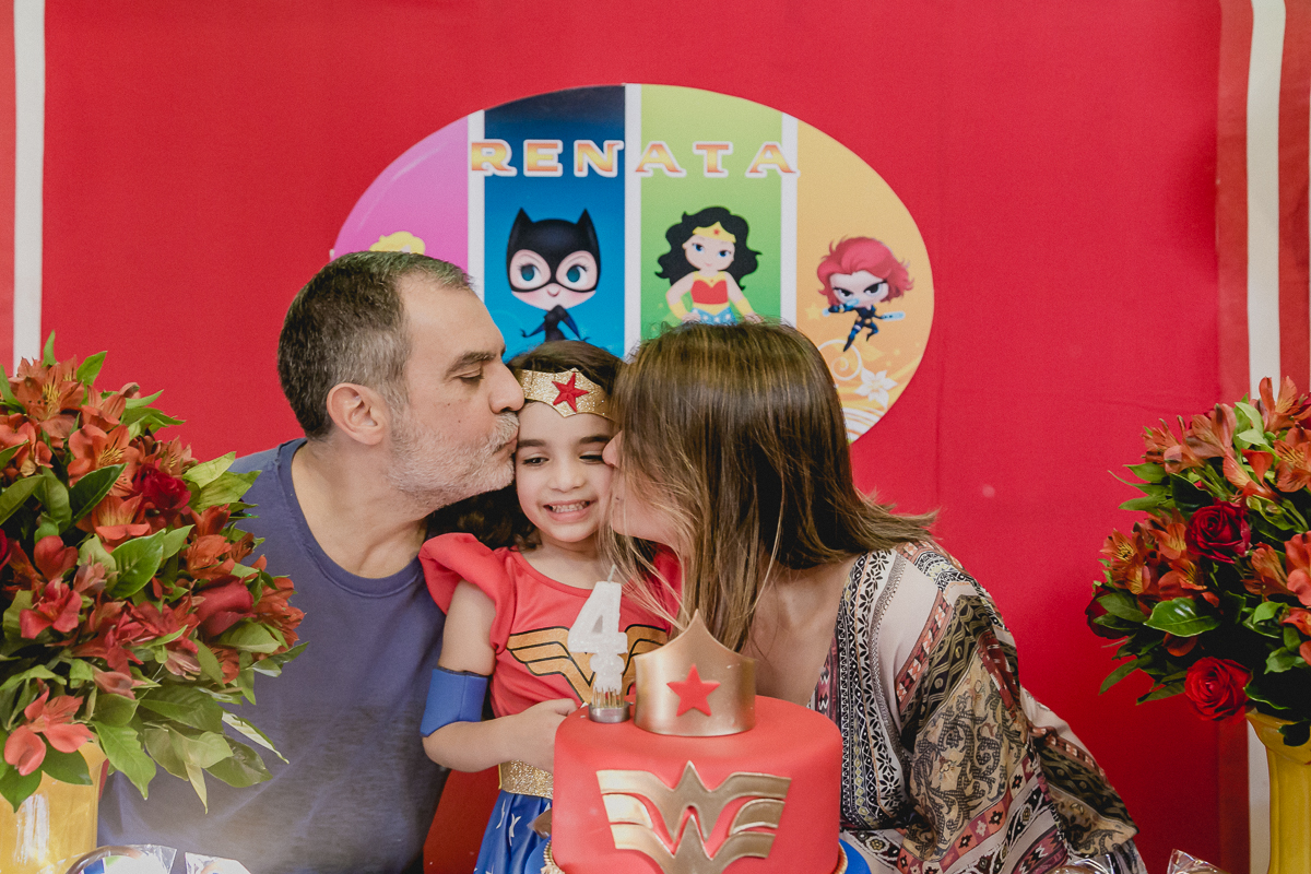 ganhando um beijo sanduiche do papai e da mamae