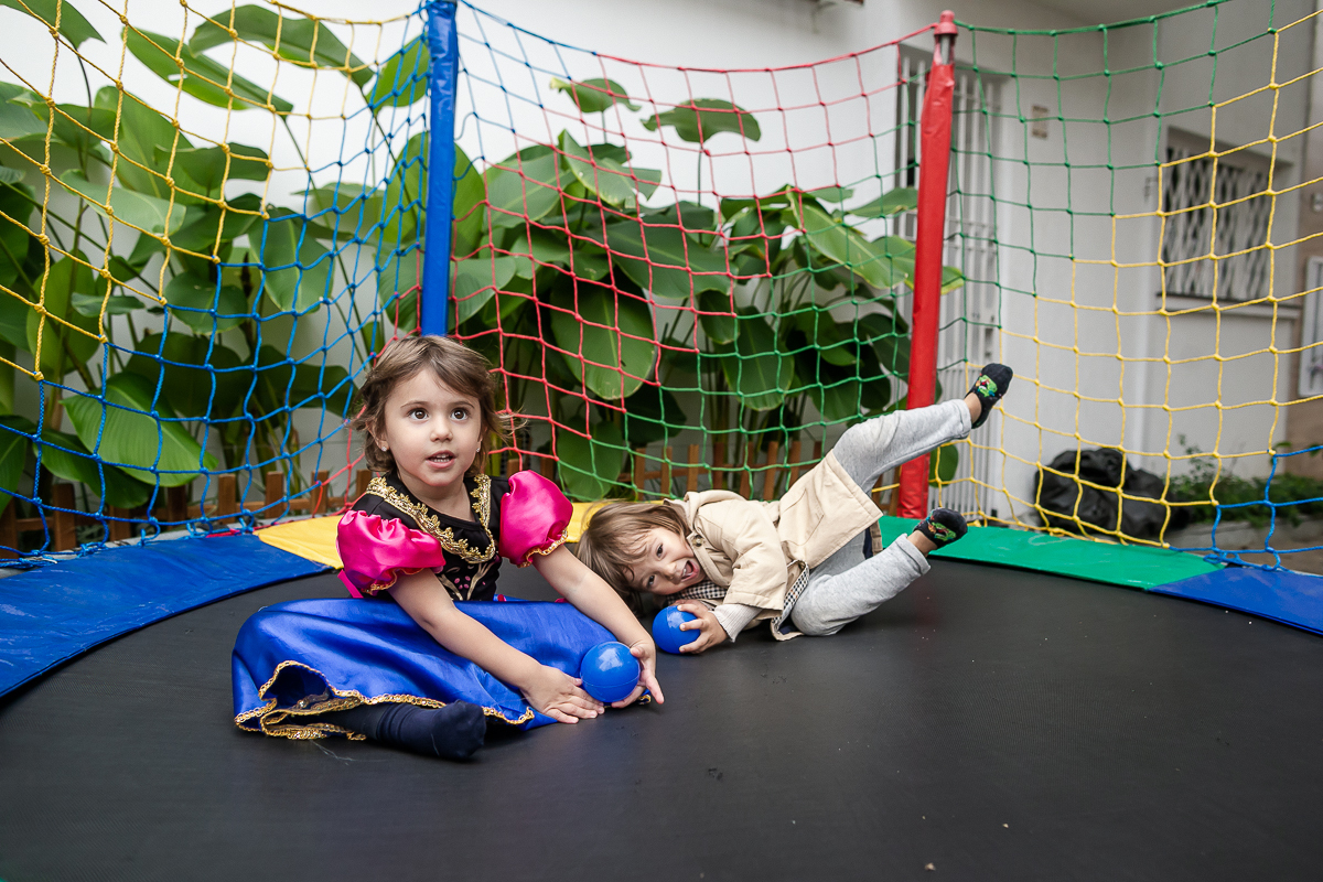 fotografias do aniversário de 3 anos da beatriz e 1 ano da isabela com o tema frozen no quintal de casa em moema zona sul sao paulo sp