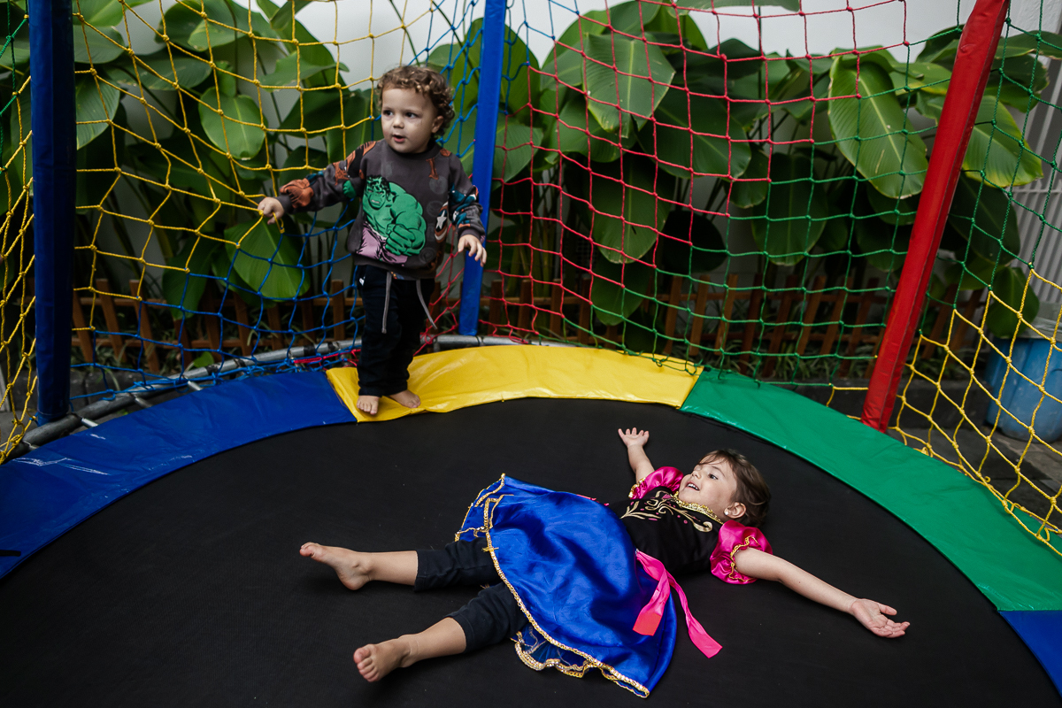 fotografias do aniversário de 3 anos da beatriz e 1 ano da isabela com o tema frozen no quintal de casa em moema zona sul sao paulo sp