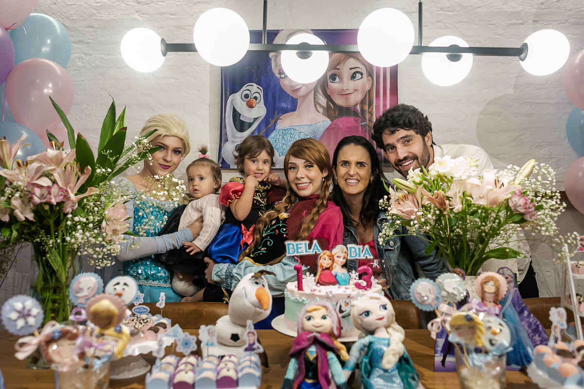fotografias do aniversário de 3 anos da beatriz e 1 ano da isabela com o tema frozen no quintal de casa em moema zona sul sao paulo sp