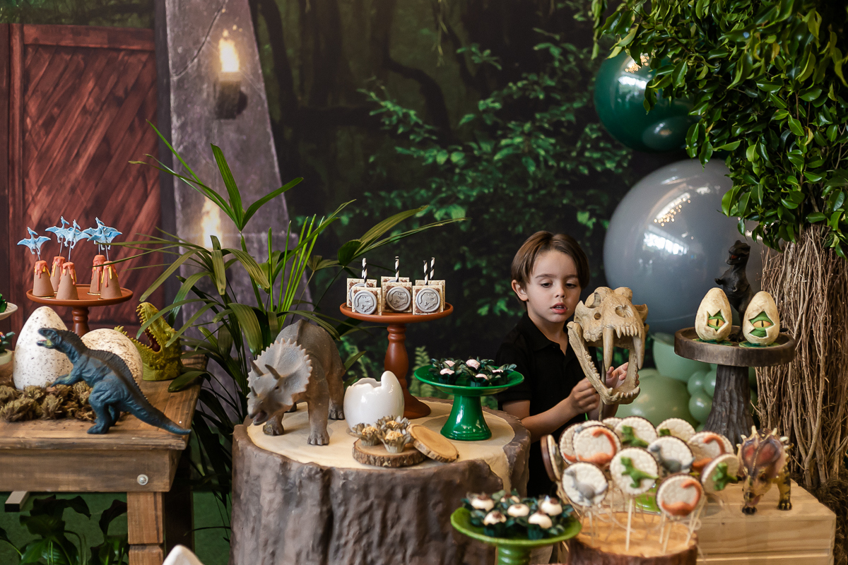 fotos do aniversário de 5 anos do bernardo com o tema jurassic world no buffet estação diversão em alphaville sp