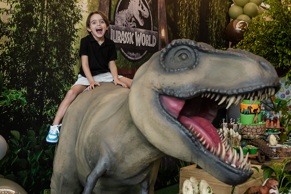 fotos do aniversário de 5 anos do bernardo com o tema jurassic world no buffet estação diversão em alphaville sp
