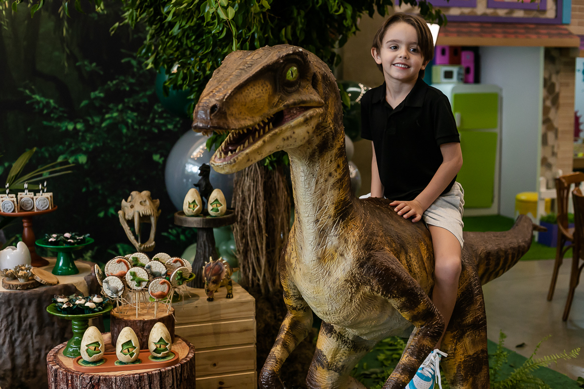 fotos do aniversário de 5 anos do bernardo com o tema jurassic world no buffet estação diversão em alphaville sp