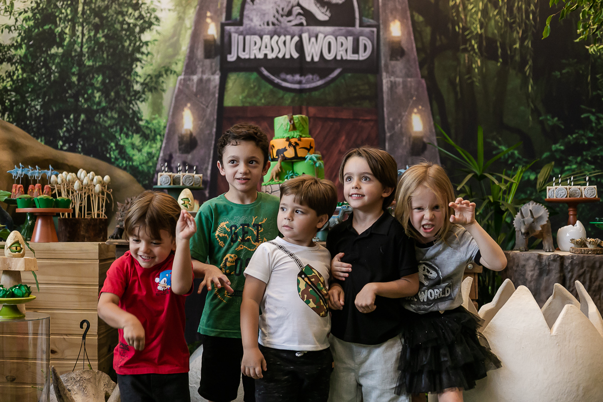 fotos do aniversário de 5 anos do bernardo com o tema jurassic world no buffet estação diversão em alphaville sp