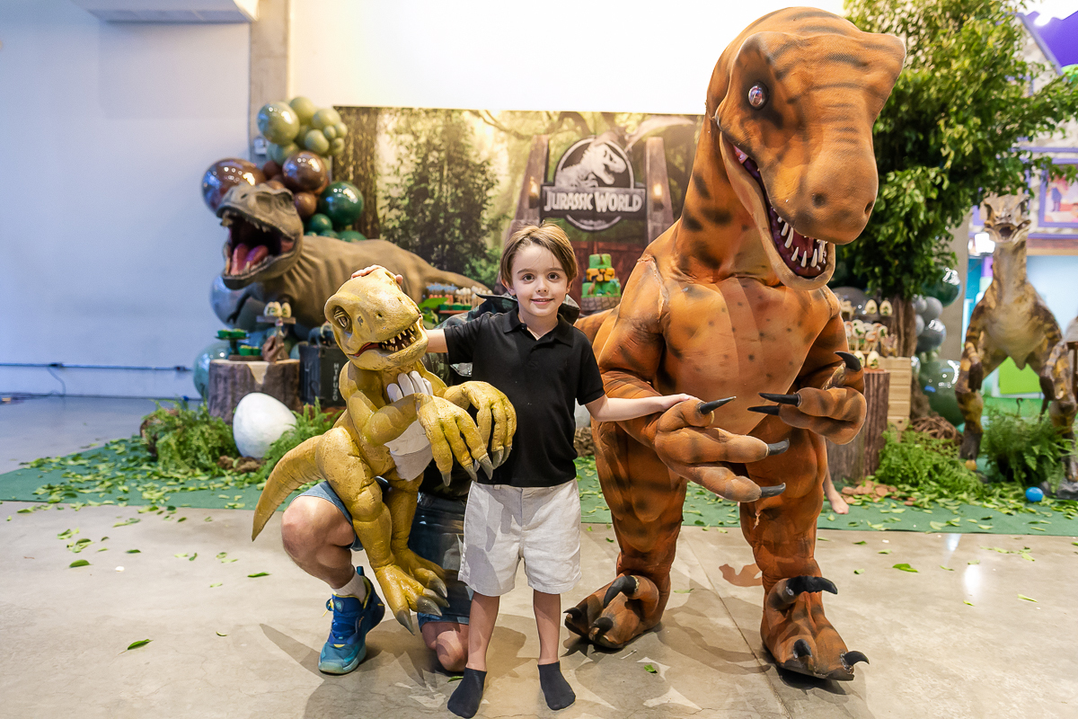 fotos do aniversário de 5 anos do bernardo com o tema jurassic world no buffet estação diversão em alphaville sp