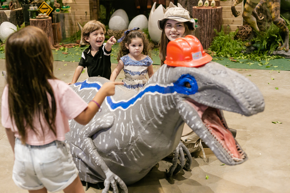 fotos do aniversário de 5 anos do bernardo com o tema jurassic world no buffet estação diversão em alphaville sp