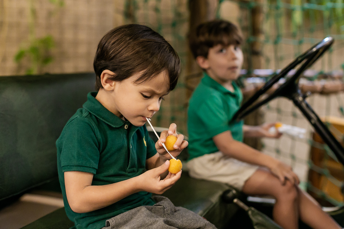 fotografias do aniversário de 5 anos do Leonardo e 3 anos do Rafael com o tema Hot Wheels no buffet espaço formigueiro unidade vila olímpia zona sul sao paulo sp