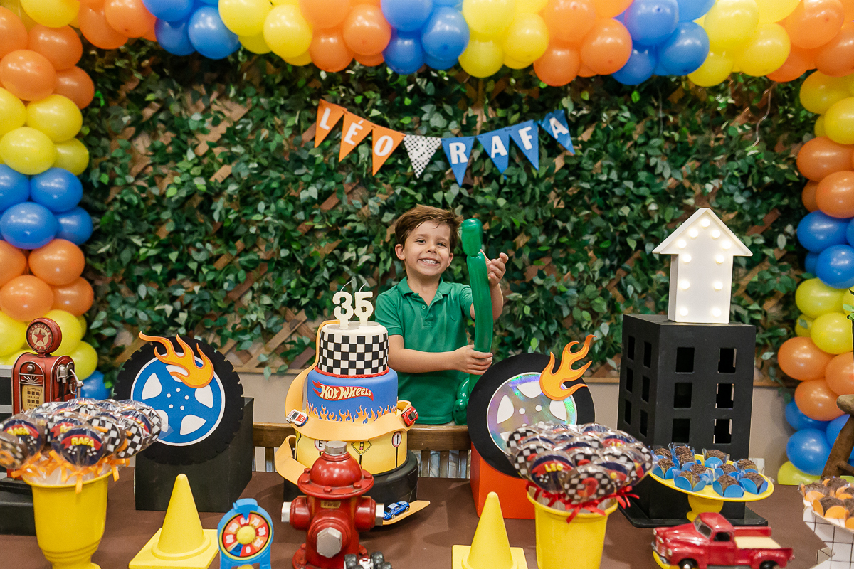 fotografias do aniversário de 5 anos do Leonardo e 3 anos do Rafael com o tema Hot Wheels no buffet espaço formigueiro unidade vila olímpia zona sul sao paulo sp
