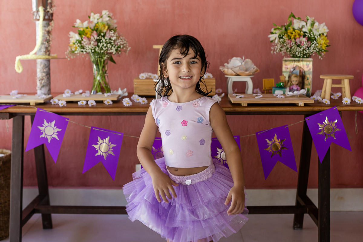 fotografias do aniversário de 5 anos da malu com o tema cinderela no quintal de casa na granja viana cotia sao paulo sp
