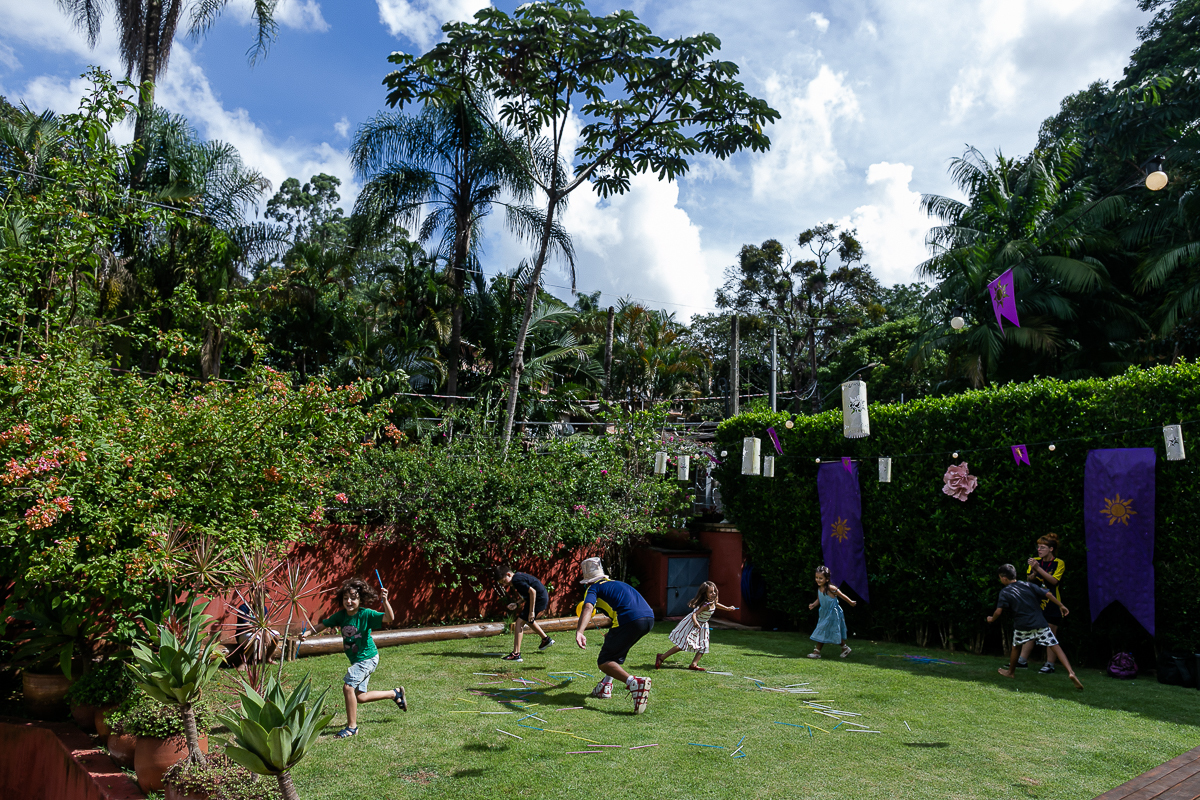 fotografias do aniversário de 5 anos da malu com o tema cinderela no quintal de casa na granja viana cotia sao paulo sp