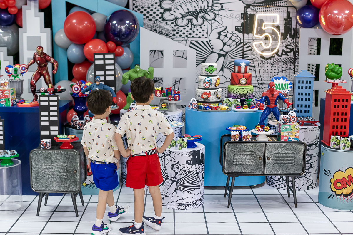 fotografias do aniversário de 5 anos do benny e do dan com o tema super herois no buffet pimentas no reino no bairro jardim em santo andre sao paulo sp