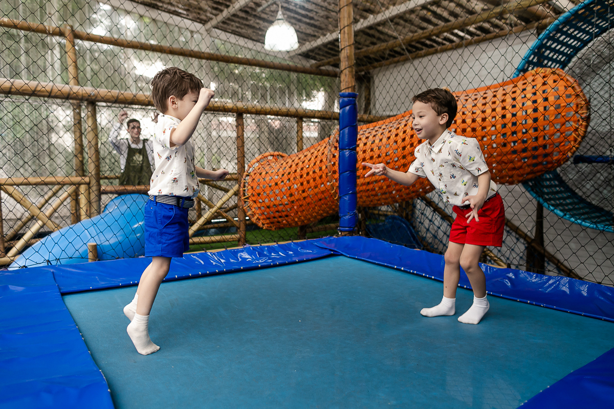 fotografias do aniversário de 5 anos do benny e do dan com o tema super herois no buffet pimentas no reino no bairro jardim em santo andre sao paulo sp