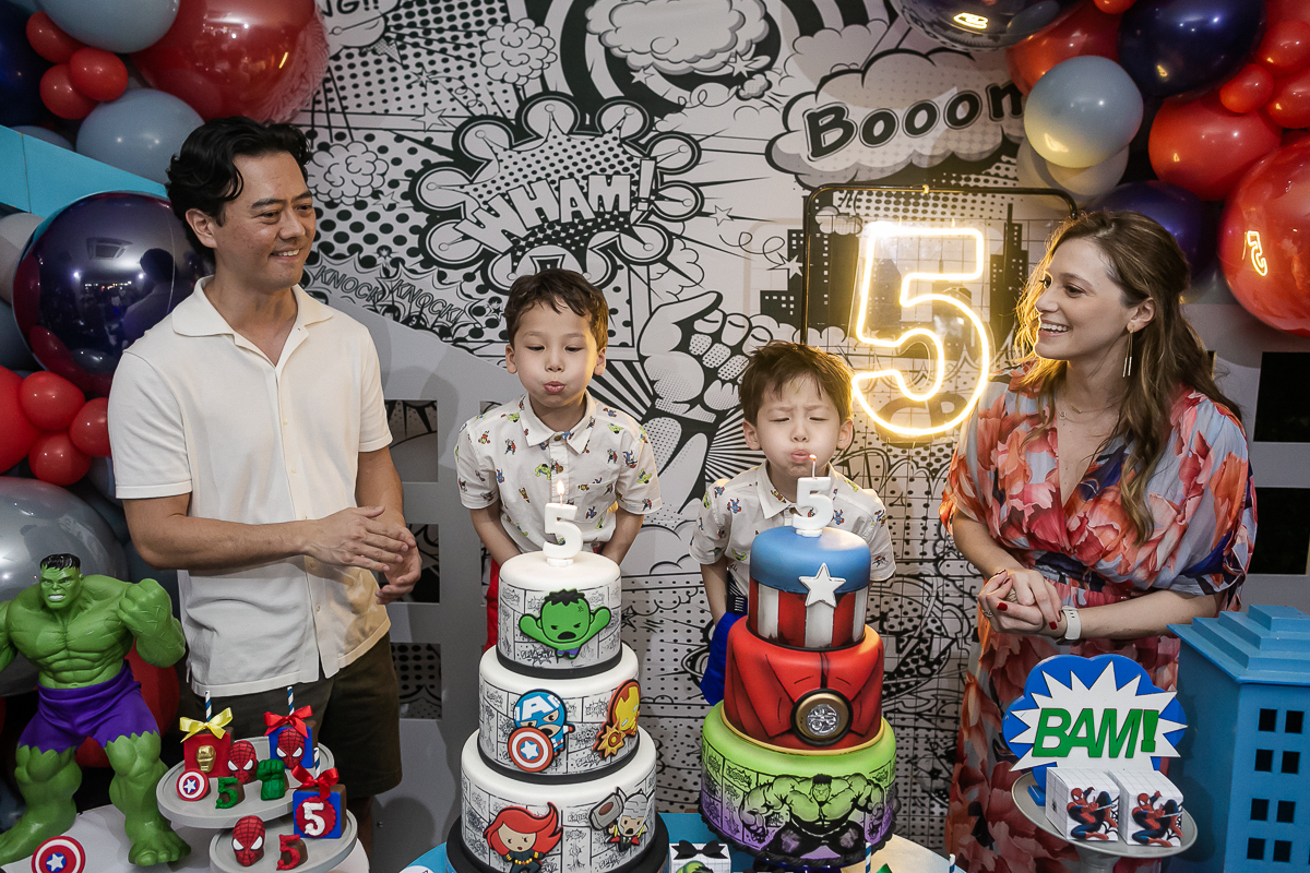 fotografias do aniversário de 5 anos do benny e do dan com o tema super herois no buffet pimentas no reino no bairro jardim em santo andre sao paulo sp