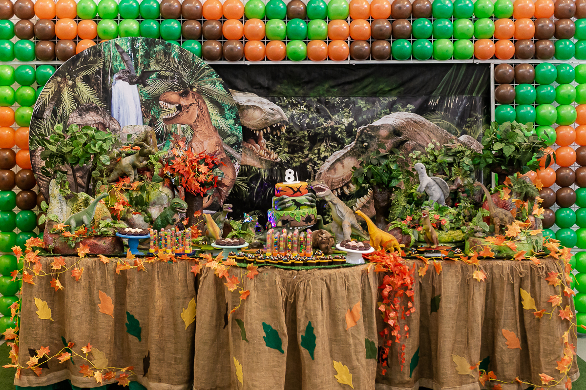 fotografias do aniversário de 8 anos do Eduardo com o tema dinossauros no buffet vila da festa no campo belo zona sul sao paulo sp