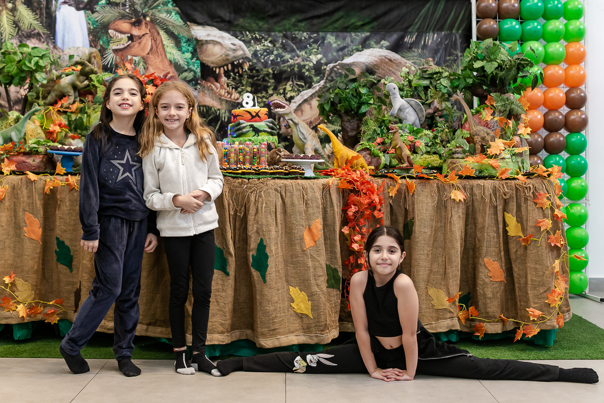 fotografias do aniversário de 8 anos do Eduardo com o tema dinossauros no buffet vila da festa no campo belo zona sul sao paulo sp