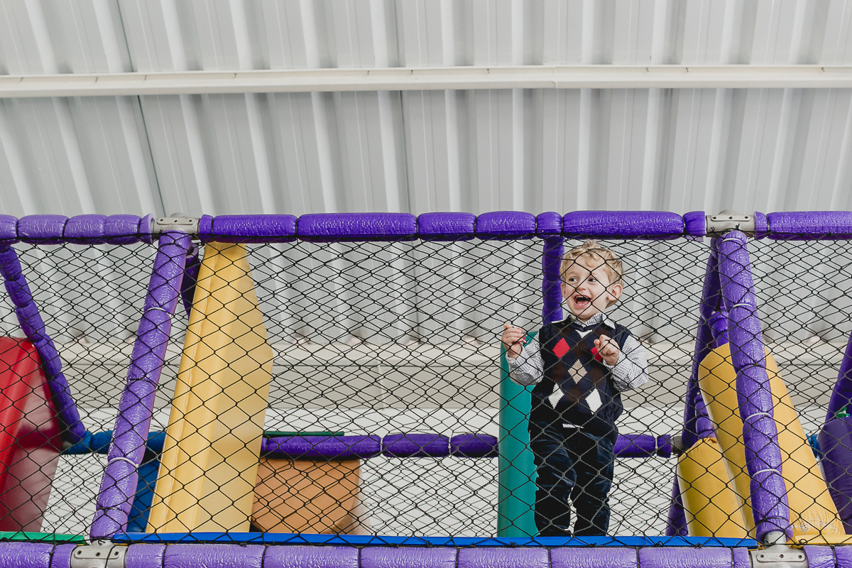 miguel dando muitas risadas no brinquedao