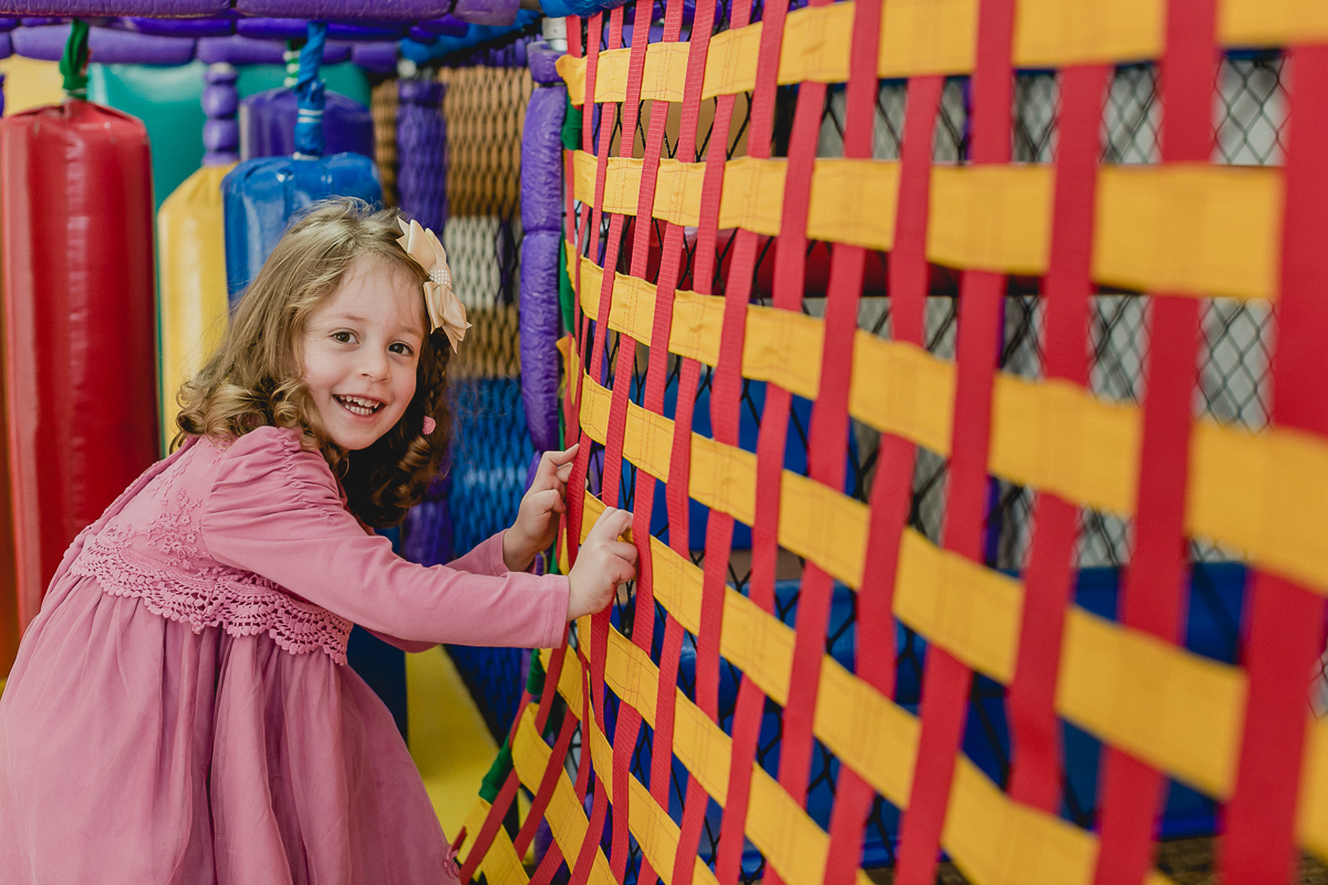 sofia atravessando a ponte do brinquedao