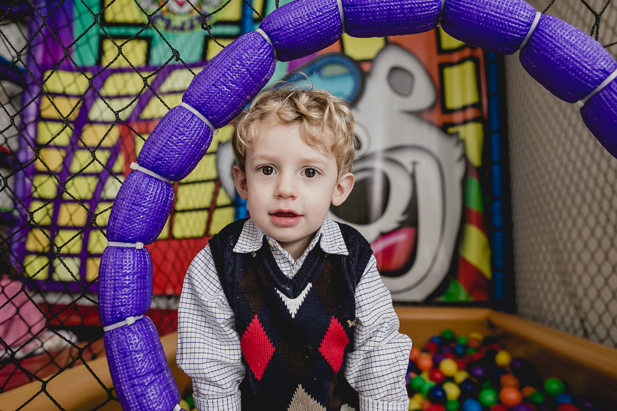 brincando muito na piscina de bolinhas