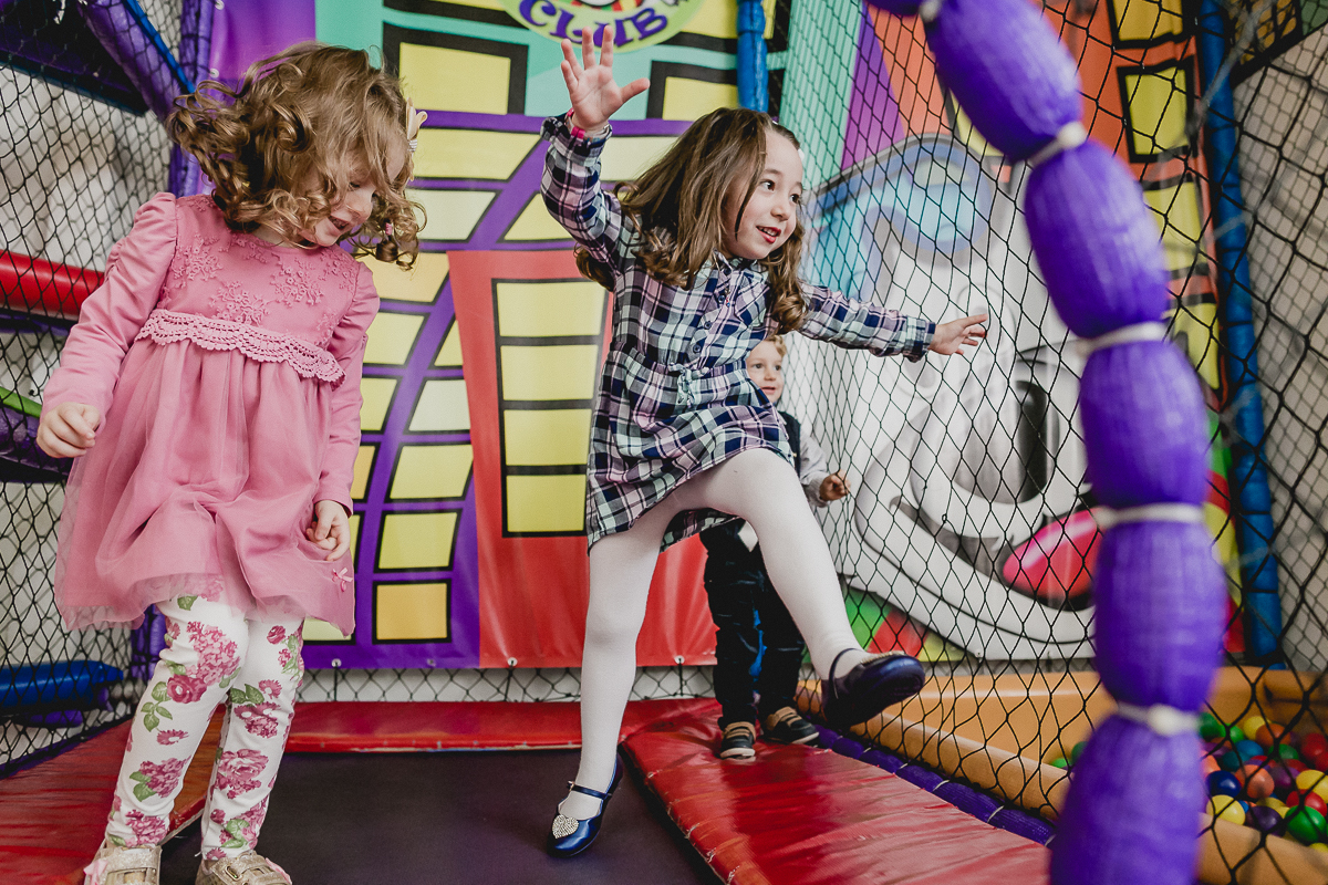 se divertindo no pula pula