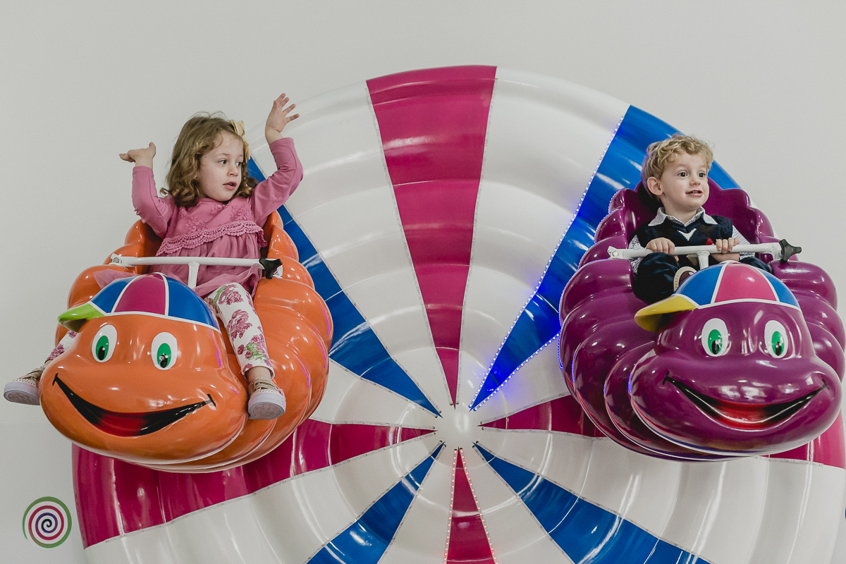 irmaos brincando na roda gigante