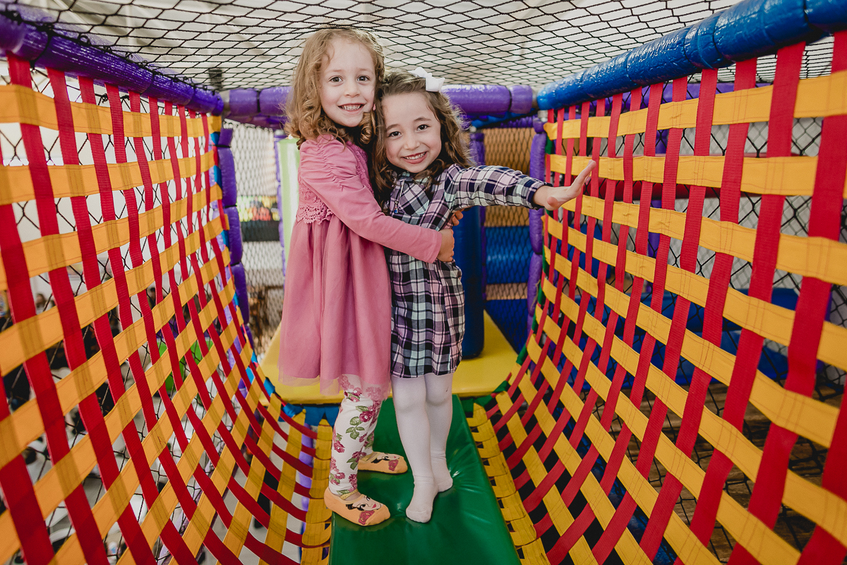 atravessando a ponte do brinquedao com a amiguinha