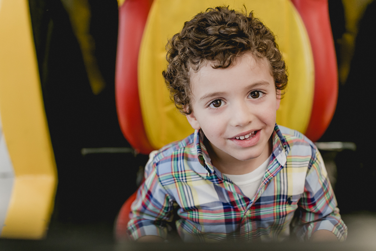 amigo sorrindo enquanto dirige o carrinho