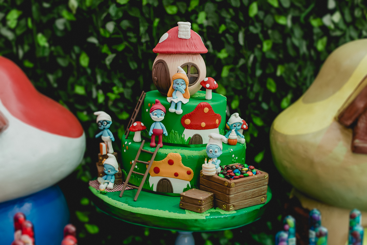 bolo decorado com o tema smurfs