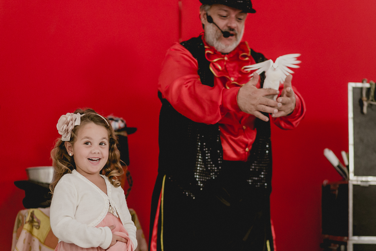 amigo tirando a pomba da cartola