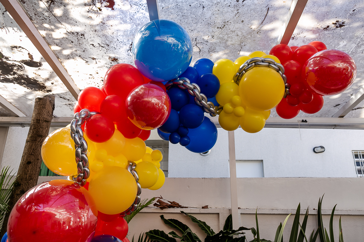 fotografias do aniversário de 5 anos do vinicius com o tema hot wheels feito pela chiara marcelli no buffet vila lumicá na vila mariana zona sul sao paulo sp