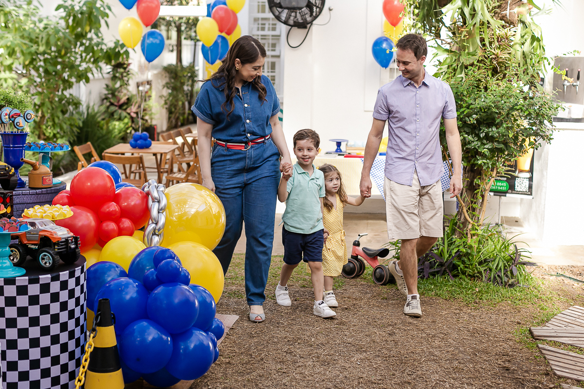 fotografias do aniversário de 5 anos do vinicius com o tema hot wheels feito pela chiara marcelli no buffet vila lumicá na vila mariana zona sul sao paulo sp