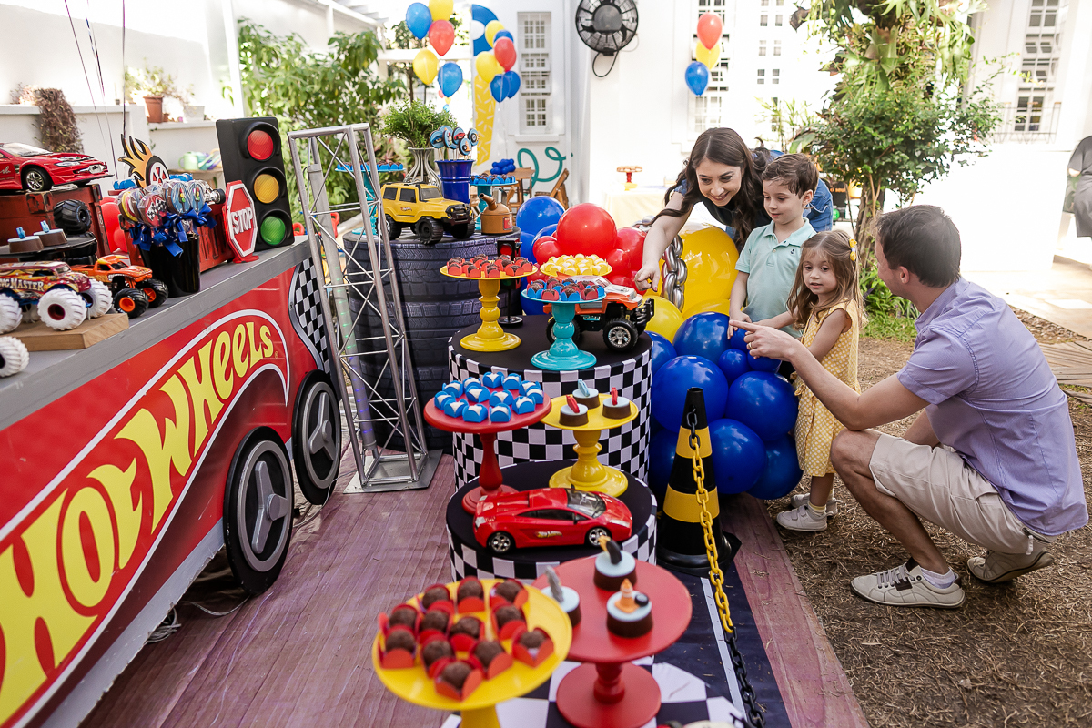 fotografias do aniversário de 5 anos do vinicius com o tema hot wheels feito pela chiara marcelli no buffet vila lumicá na vila mariana zona sul sao paulo sp