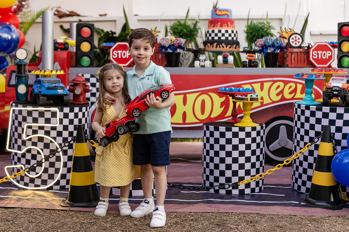 fotografias do aniversário de 5 anos do vinicius com o tema hot wheels feito pela chiara marcelli no buffet vila lumicá na vila mariana zona sul sao paulo sp