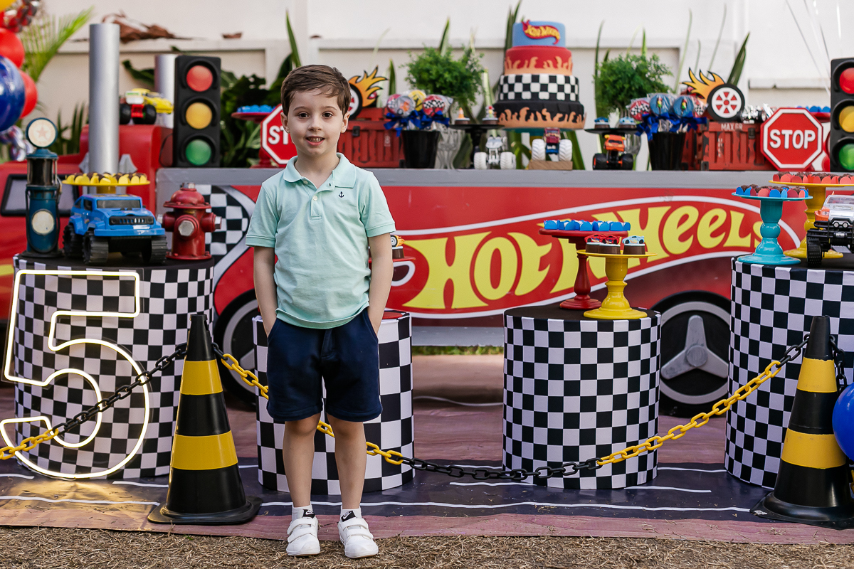 fotografias do aniversário de 5 anos do vinicius com o tema hot wheels feito pela chiara marcelli no buffet vila lumicá na vila mariana zona sul sao paulo sp