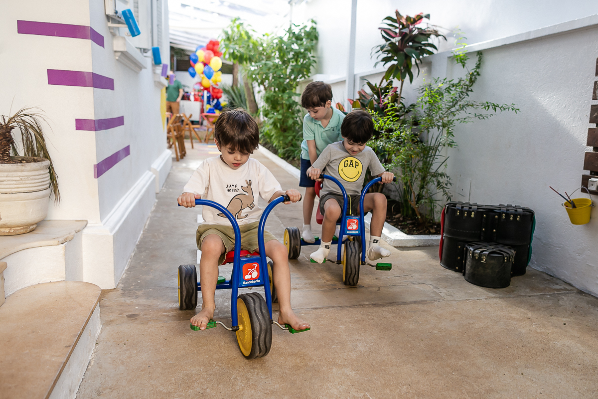 fotografias do aniversário de 5 anos do vinicius com o tema hot wheels feito pela chiara marcelli no buffet vila lumicá na vila mariana zona sul sao paulo sp