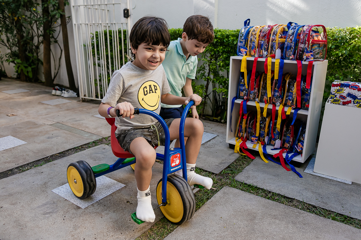 fotografias do aniversário de 5 anos do vinicius com o tema hot wheels feito pela chiara marcelli no buffet vila lumicá na vila mariana zona sul sao paulo sp