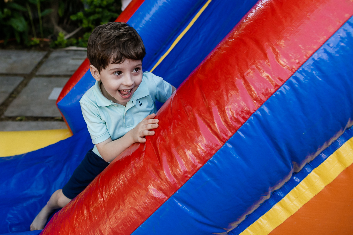 fotografias do aniversário de 5 anos do vinicius com o tema hot wheels feito pela chiara marcelli no buffet vila lumicá na vila mariana zona sul sao paulo sp